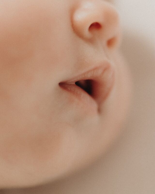 — Des lèvres qui esquissent des sourires aussi doux que des rêves, une petite oreille qui entend pour la première fois des murmures d’amour, et des petites mains toutes douces remplies de délicatesses… les détails sont importants pour se rappeler de toutes ces petitesses pleines de tendresses. ♥︎ — 

Si vous souhaitez des informations pour une séance naissance, contactez-moi sur mon site www.marylouquesnot.com (lien en barre d’info)