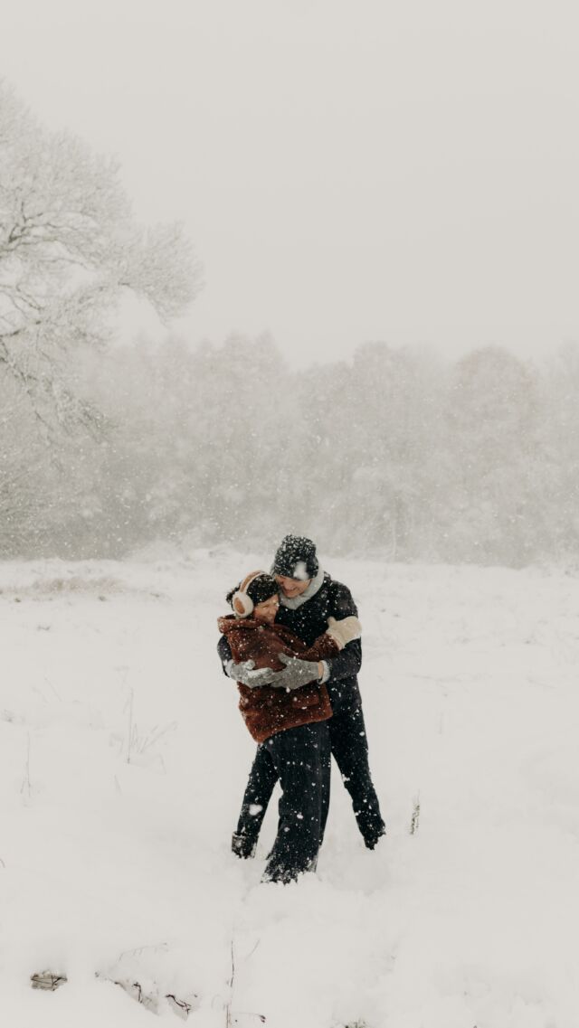 Aujourd’hui, il a neigé, et mes parents étaient partants pour des photos sous la neige.
Je suis tellement heureuse de leur offrir ces souvenirs, qui deviendront aussi ceux de mes frères et sœurs, de mes neveux et nièces. C’est un des plus beaux héritages familiaux que l’on puisse transmettre : des souvenirs pour toujours.

Le froid sur nos joues, les éclats de rire qui réchauffaient nos cœurs, et cette lumière douce que seule la neige sait offrir… Ces photos raconteront, dans quelques années, l’histoire de ce jour : l’amour, la complicité et la joie qui nous unissaient.

Je suis tellement reconnaissante pour ces instants précieux, pour la présence de mes parents, et pour la chance de pouvoir créer ensemble des souvenirs qui traverseront les générations
— 

Je vous partagerai d’autres de photos un peu plus tard, mais pour l’instant, voici un petit aperçu. Vous aimez ?