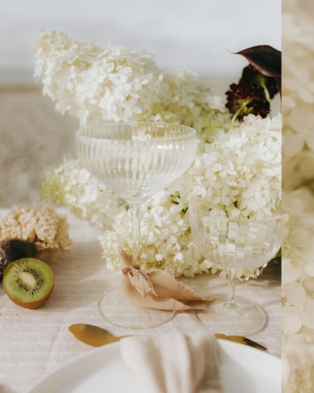 Solenn & Maxime | ❝Shooting d’inspiration mariage moderne et élégant ❞ 

Avec la talentueuse Ophélie de @lespritsauvage, on souhaitait à tout prix qu’il se dégage une ambiance à la fois naturelle et sophistiquée. Les tons neutres, doux et organiques apportent une atmosphère élégante, particulièrement avec les éléments comme les fleurs aux touches blanches, vertes et bordeaux, les fruits disposés et la vaisselle raffinée. Le cadre en bord de mer ajoute une touche intimiste. 
Assurément, ce shooting est une évasion romantique et élégante en plein air, avec un équilibre entre nature et raffinement.

Prestataires :
Fleuriste @lespritsauvage
Photographe @marylouquesnot
Mariée @solenn_helin 
Bougeoirs modernes @liltik_la_boutique 
Rubans @sandrina__rocha 
Organisation @ophelrodrigues27, @lespritsauvage, @marylouquesnot